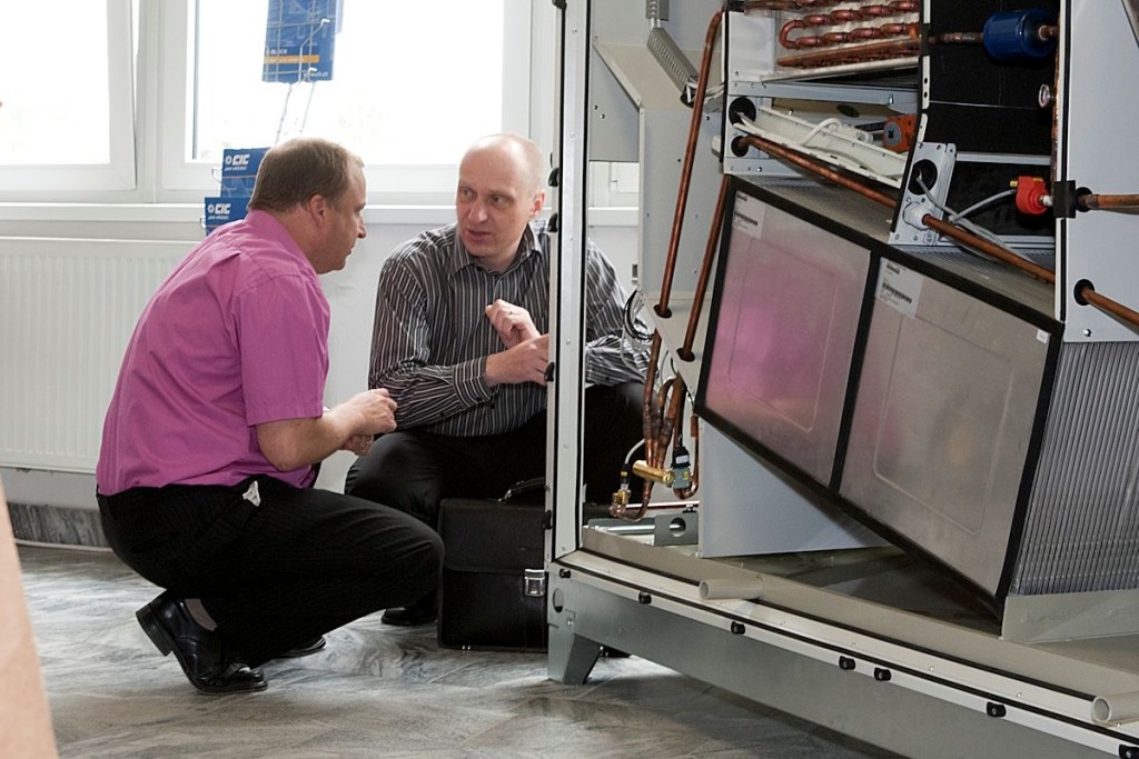 03_MG_8246_r_diskutujici_petr_hrebec_u_jednotky_huni